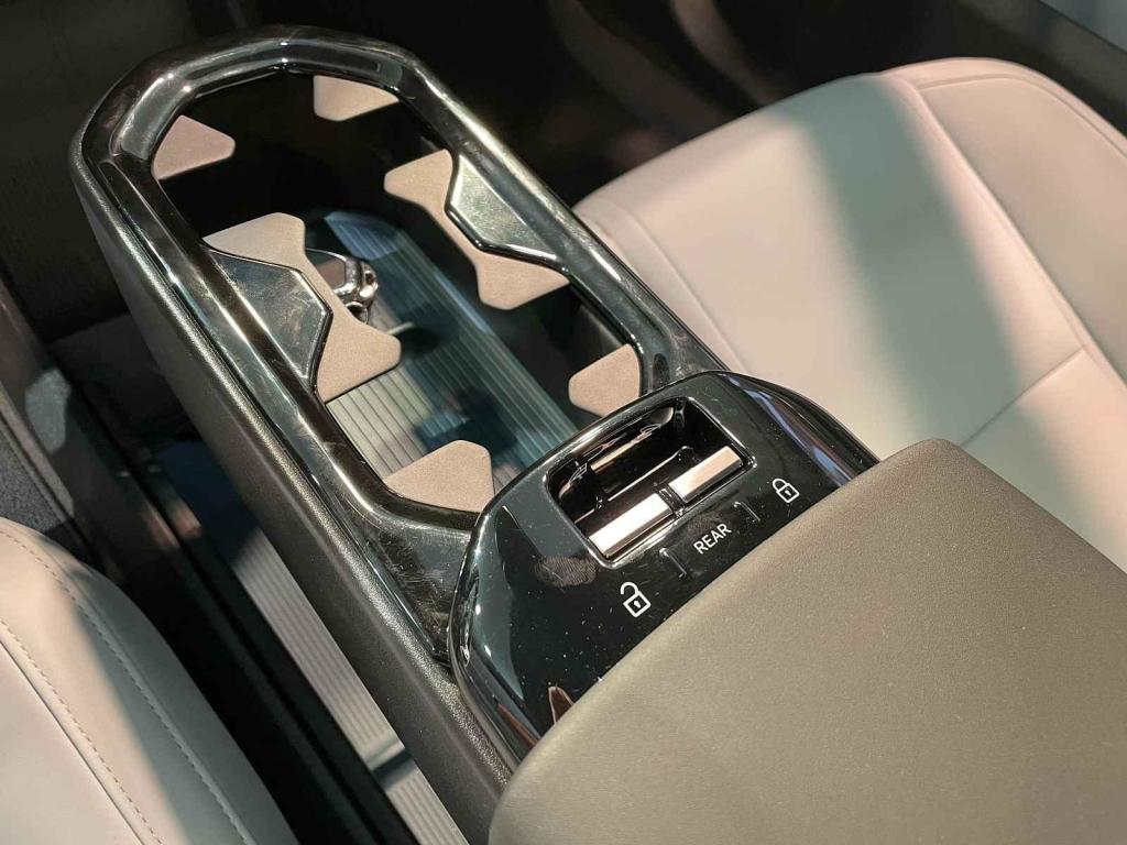 Volvo EX30 - středová loketní opěrka