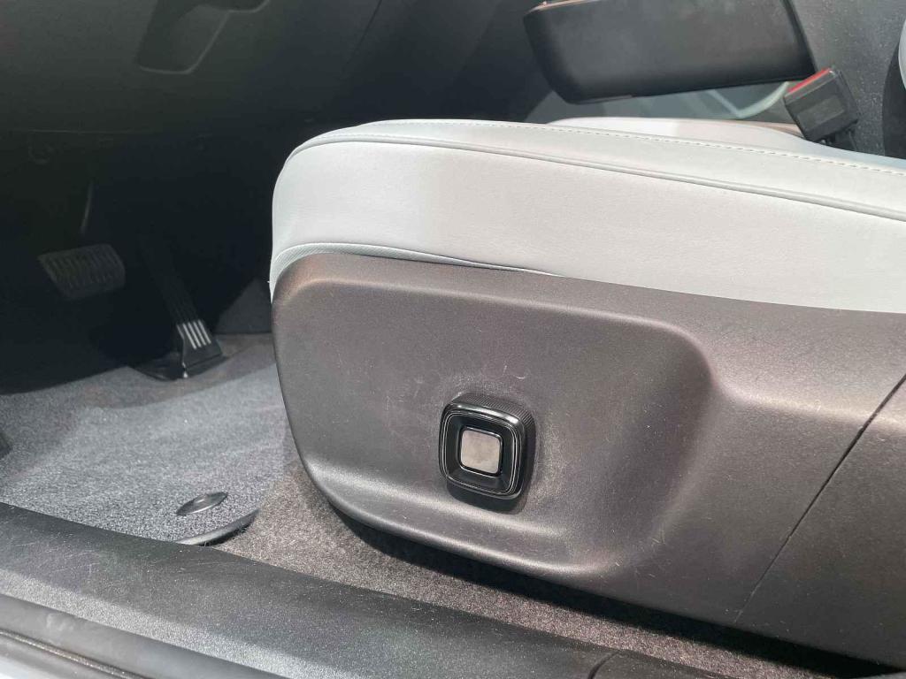 Volvo EX30 - originální ovladač nastavení sedačky