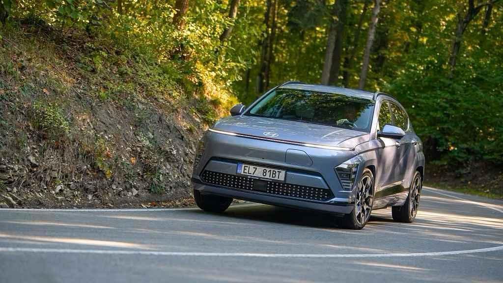 Auto jezdí velmi dobře na silnicích s kvalitním povrchem