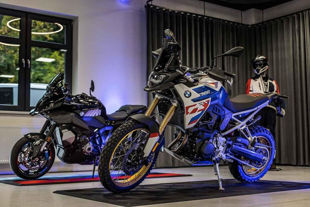 V popředí terénní novinka F 900 GS, v pozadí prototyp M 1000 XR