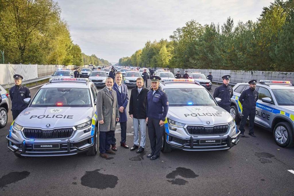 Předání policejních vozů se zúčastnil ministr vnitra Vít Rakušan a policejní prezident Martin Vondrášek