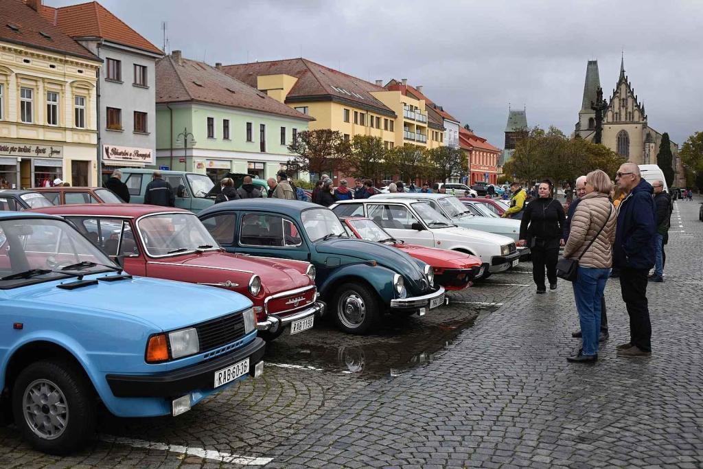 Devátý ročník poslední vyjížďky veteránů na Husově náměstí.