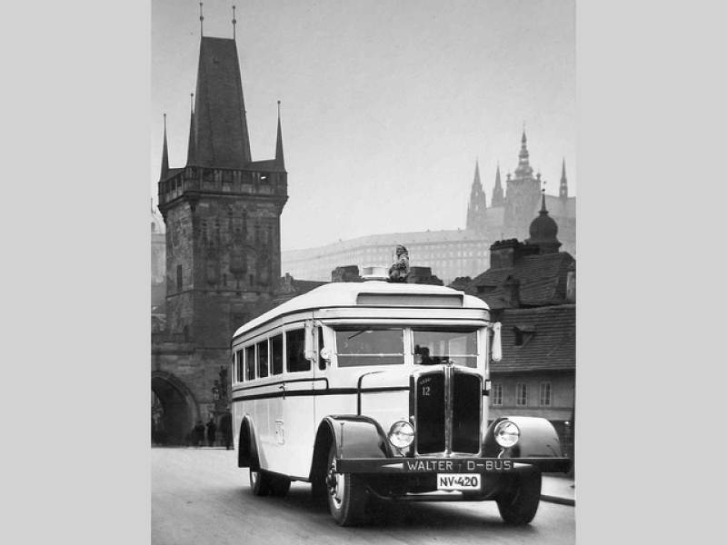 První československý autobus pro dálkovou přepravu Walter D-Bus na Karlově mostu v Praze v roce 1931. Foto: Wikimedia Commons, neznámý autor, volné dílo