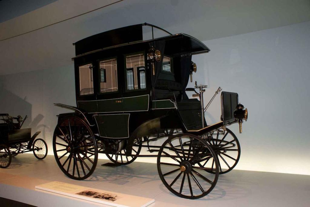 Replika prvního autobusu na světě Benz Omnibus v Mercedes Benz muzeu ve Stuttgartu. Foto: Wikimedia Commons, Valder137, CC BY-SA 2.é
