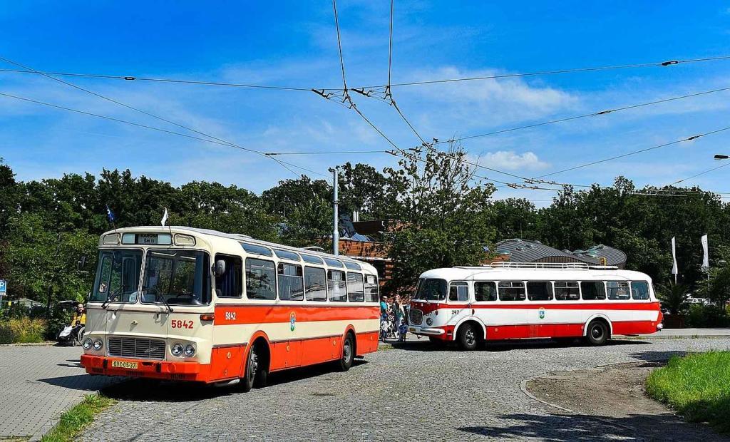 Dvojice autobusů československé výroby. Vpředu je arosa ŠM11 a za ní Škoda 706 RTO. Foto: Wikimedia Commons, Penguin9, CC BY-SA 4.0