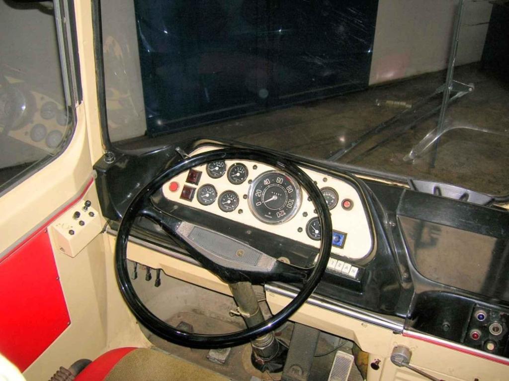Prostor řidiče autobusu Karosa ŠM11. Foto: Wikimedia Commons, mr proper, CC BY-SA 3.0