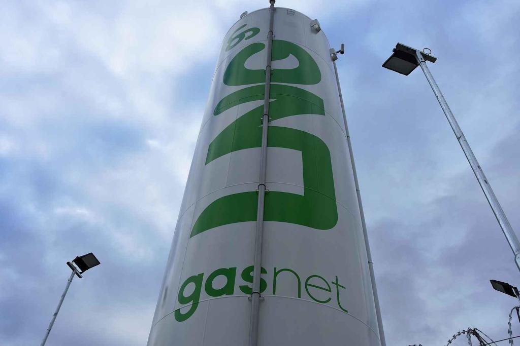 Nová plnicí stanice zkapalněného zemního plynu LNG do nádrží tahačů kamionů s nepřetržitým bezobslužným provozem společnosti GasNet u Klecan na Praze-východ.