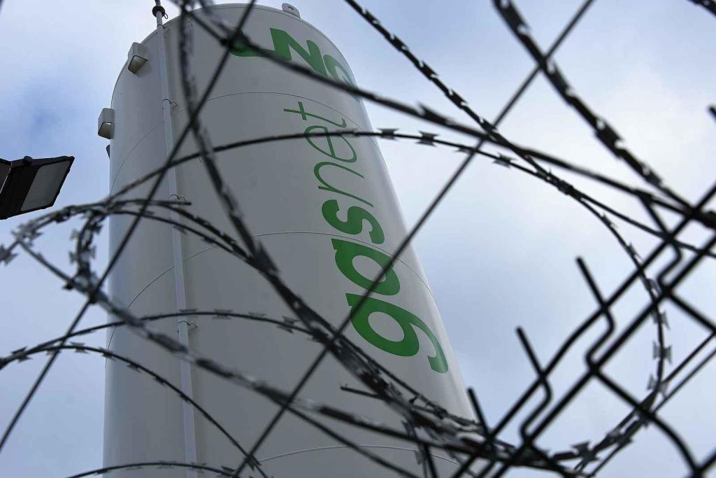 Nová plnicí stanice zkapalněného zemního plynu LNG do nádrží tahačů kamionů s nepřetržitým bezobslužným provozem společnosti GasNet u Klecan na Praze-východ.