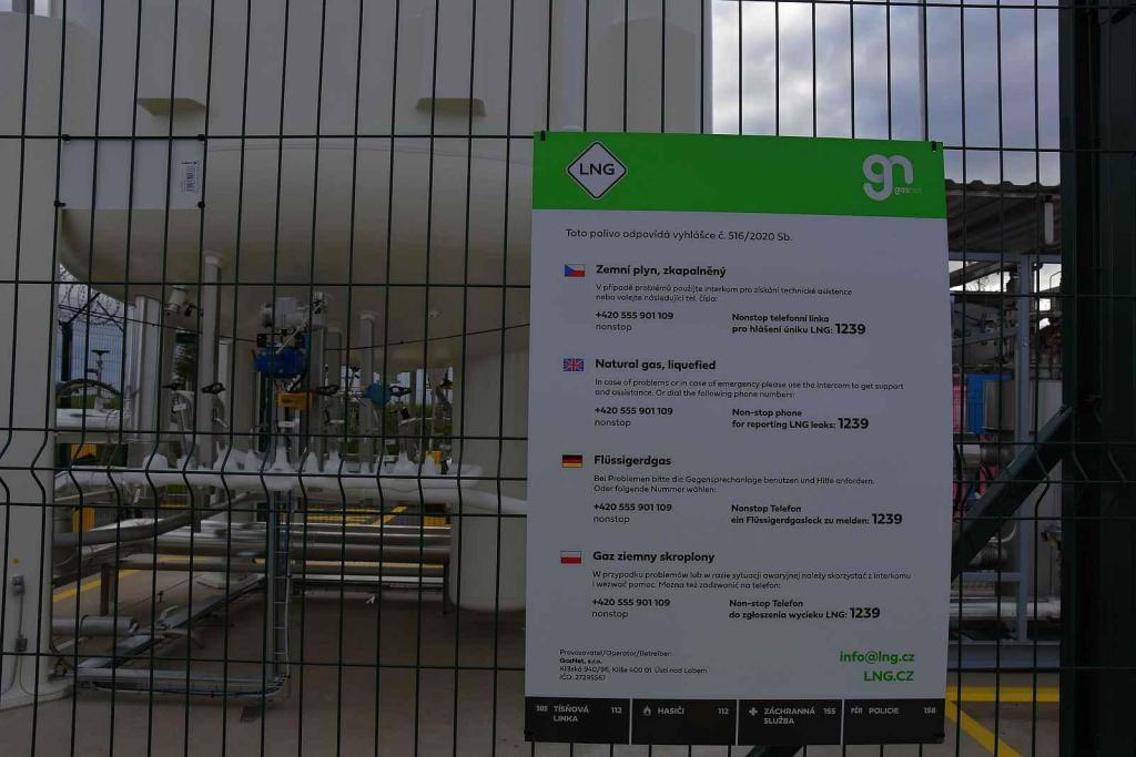 Nová plnicí stanice zkapalněného zemního plynu LNG do nádrží tahačů kamionů s nepřetržitým bezobslužným provozem společnosti GasNet u Klecan na Praze-východ.