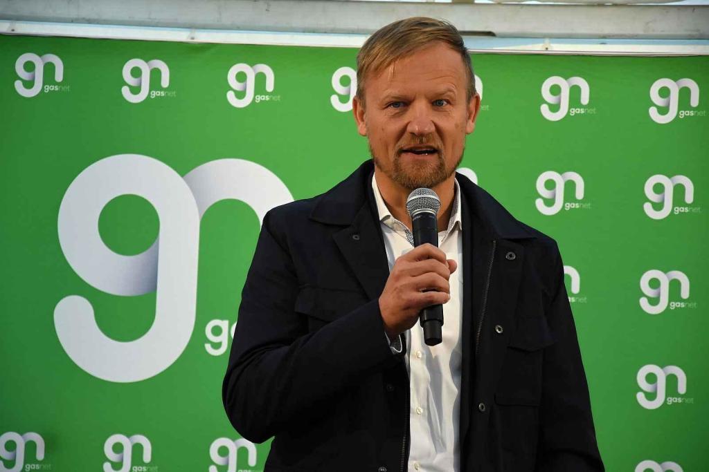 Nová plnicí stanice zkapalněného zemního plynu LNG do nádrží tahačů kamionů s nepřetržitým bezobslužným provozem společnosti GasNet u Klecan na Praze-východ.