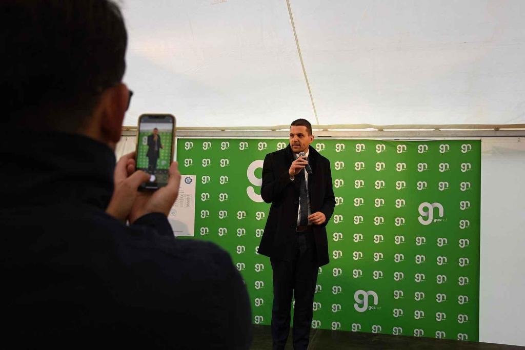 Nová plnicí stanice zkapalněného zemního plynu LNG do nádrží tahačů kamionů s nepřetržitým bezobslužným provozem společnosti GasNet u Klecan na Praze-východ.