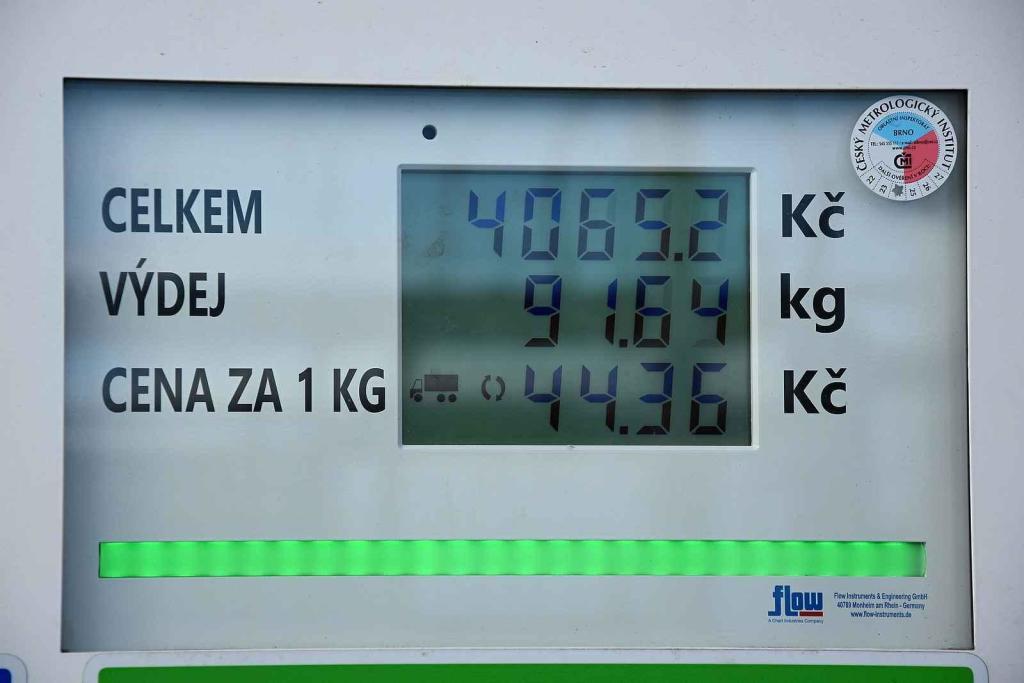 Nová plnicí stanice zkapalněného zemního plynu LNG do nádrží tahačů kamionů s nepřetržitým bezobslužným provozem společnosti GasNet u Klecan na Praze-východ.