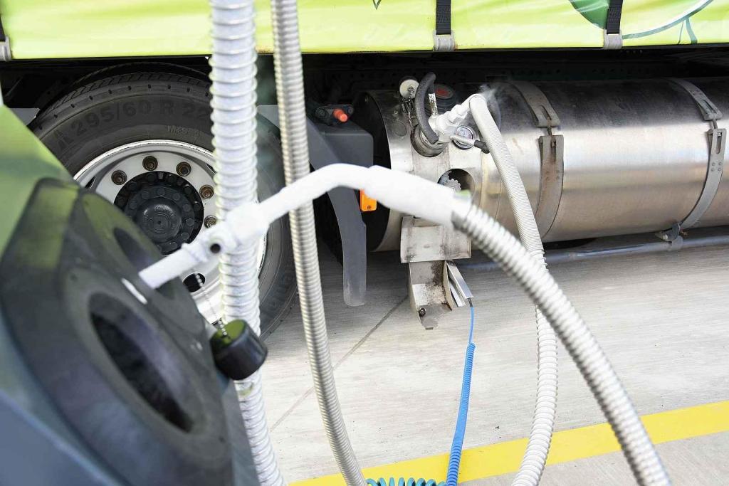 Nová plnicí stanice zkapalněného zemního plynu LNG do nádrží tahačů kamionů s nepřetržitým bezobslužným provozem společnosti GasNet u Klecan na Praze-východ.