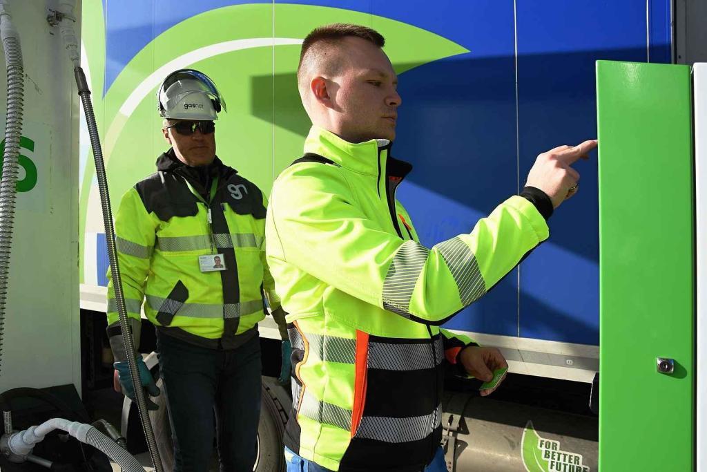 Nová plnicí stanice zkapalněného zemního plynu LNG do nádrží tahačů kamionů s nepřetržitým bezobslužným provozem společnosti GasNet u Klecan na Praze-východ.