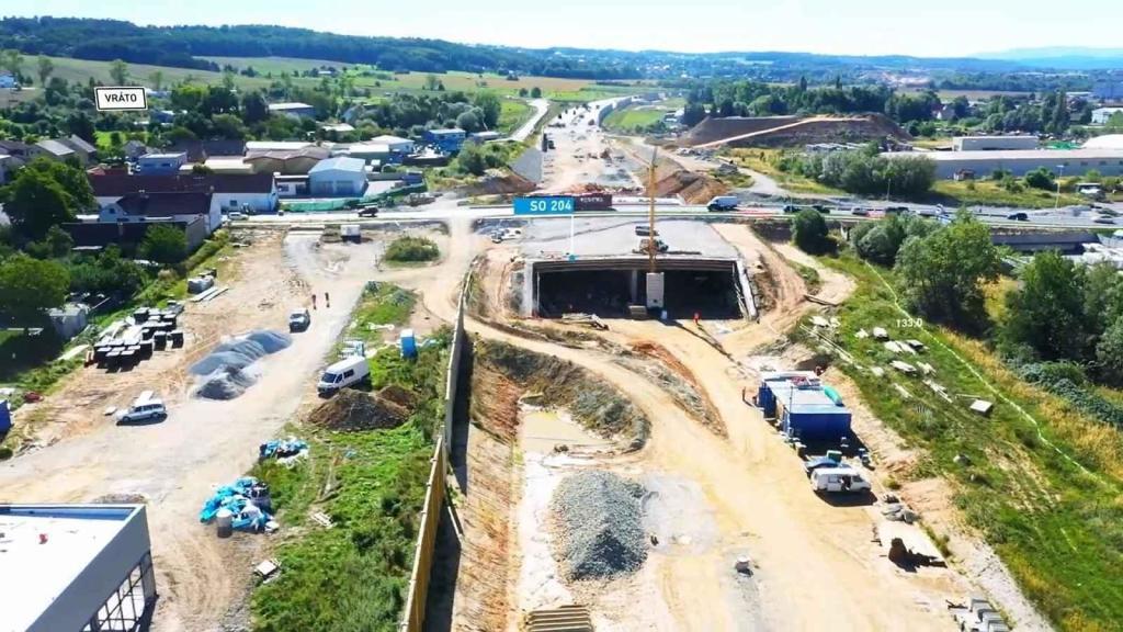 Jak to na konci léta vypadalo na stavbě budějovického dálničního obchvatu v úseku Úsilné – Hodějovice.