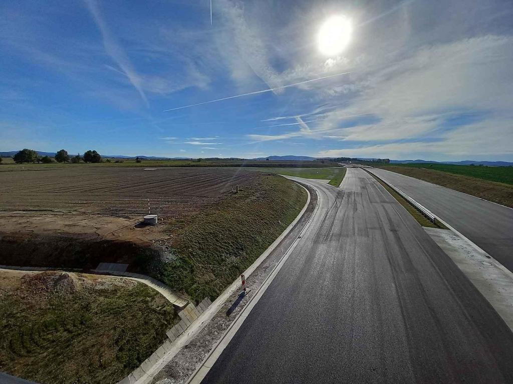 Právě budovaná dálnice D3, resp. mimoúrovňová křižovatka Dolní Třebonín.
