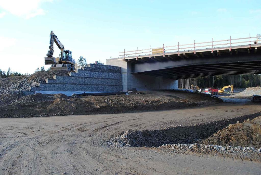 Uzavírka silnice z Kaplice-nádraží na Český Krumlov na konci října 2023. Staví se tam mimoúrovňová křižovatka na D3, krajští silničáři zároveň rozšiřují zúžené místo na II/157.