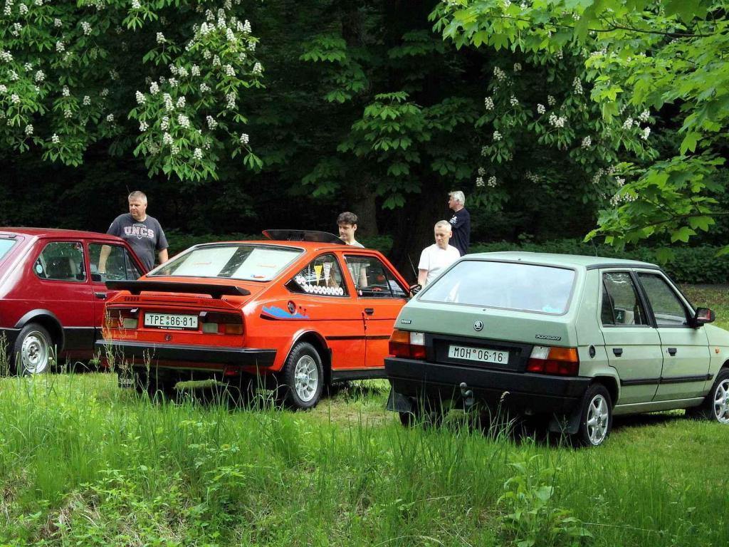 V dnešní kvízu můžete zkusit hádat, jaká osobní auta se proháněla po našich silnicích v listopadu 1989.