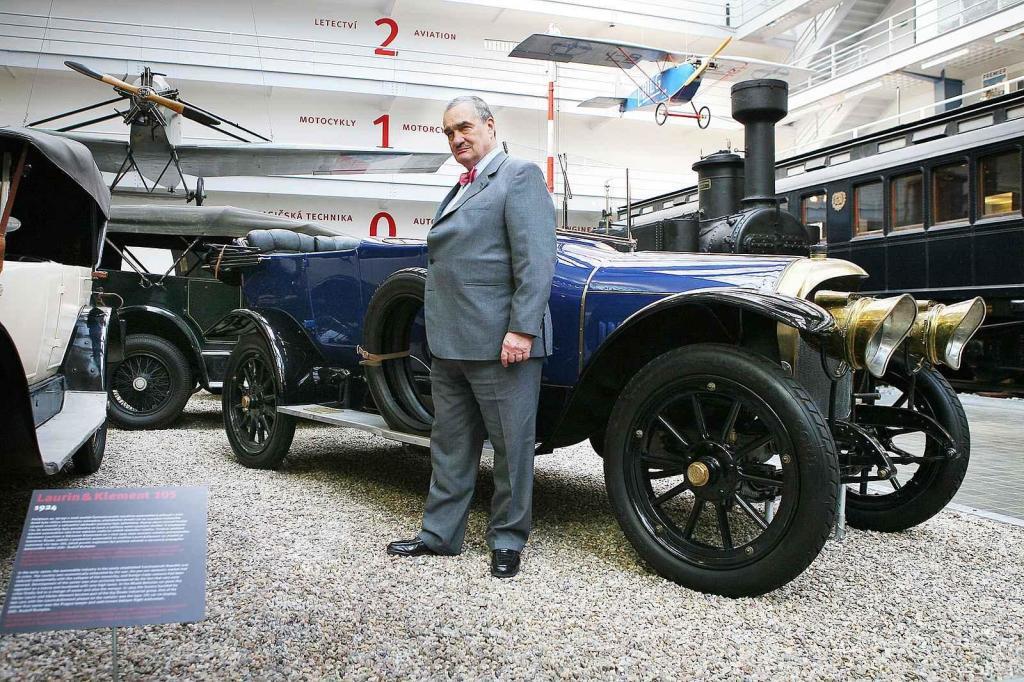 Karel Schwarzenberg v Národním technickém muzeu u zrestaurovaného vozu Benz 16/40 HP z roku 1914, který patřil jeho dědečkovi.