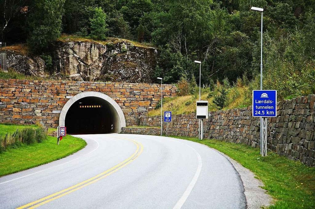 Tunel Laerdal v Norsku je s 24,5 kilometry nejdelší silniční tunel na světě. Spojuje města Aurlandsvangen v obci Aurland a Laerdalsoyri v obci Laerdal.