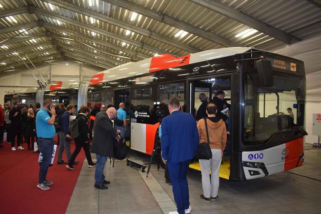 Praha už má k dispozici superdlouhý trolejbus