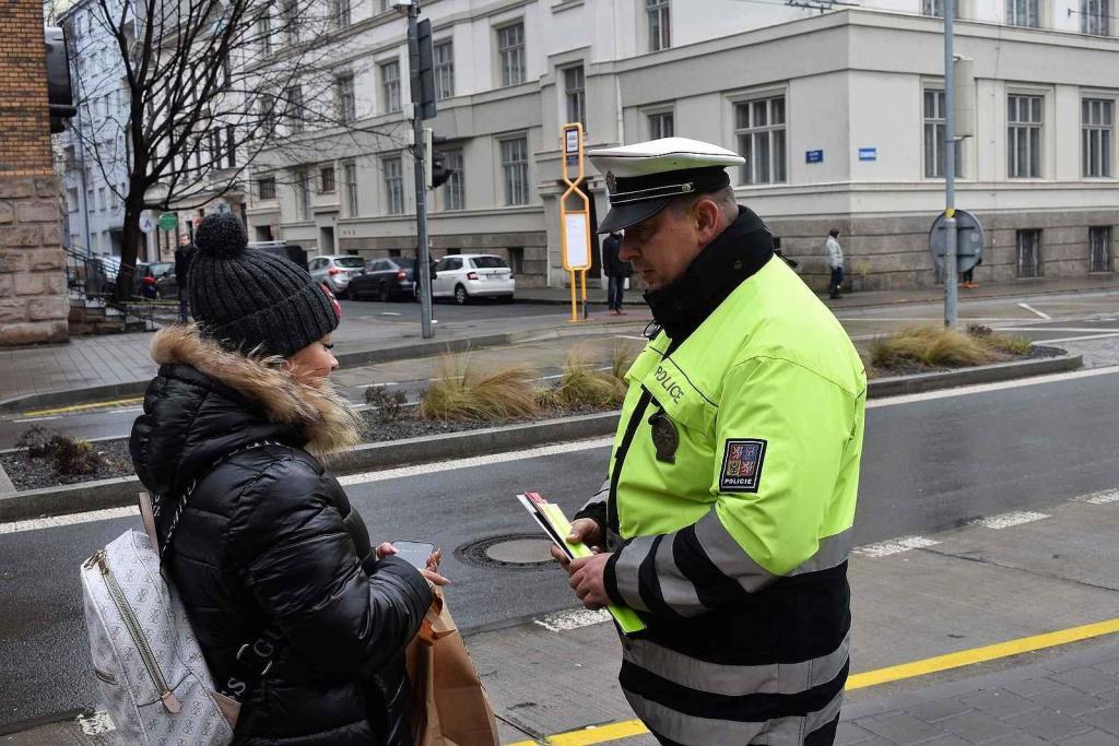 Policisté během preventivních akcí rozdávají reflexní pásky.