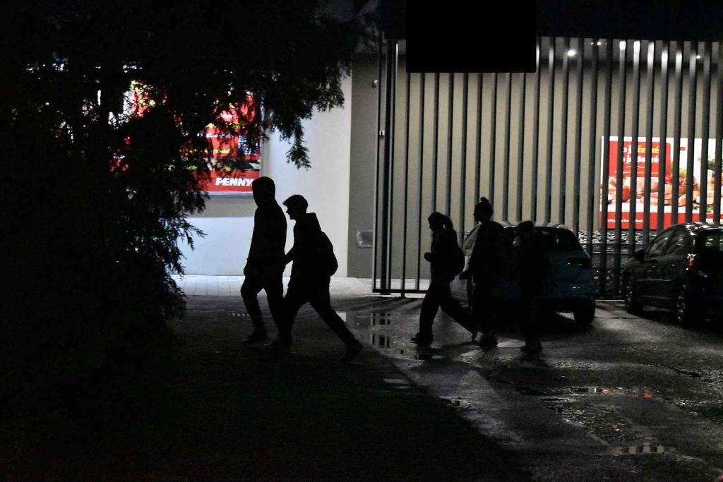 Chodci by měli být opatrní i na parkovištích před obchody. Pro řidiče se často stávají neviditelnými.