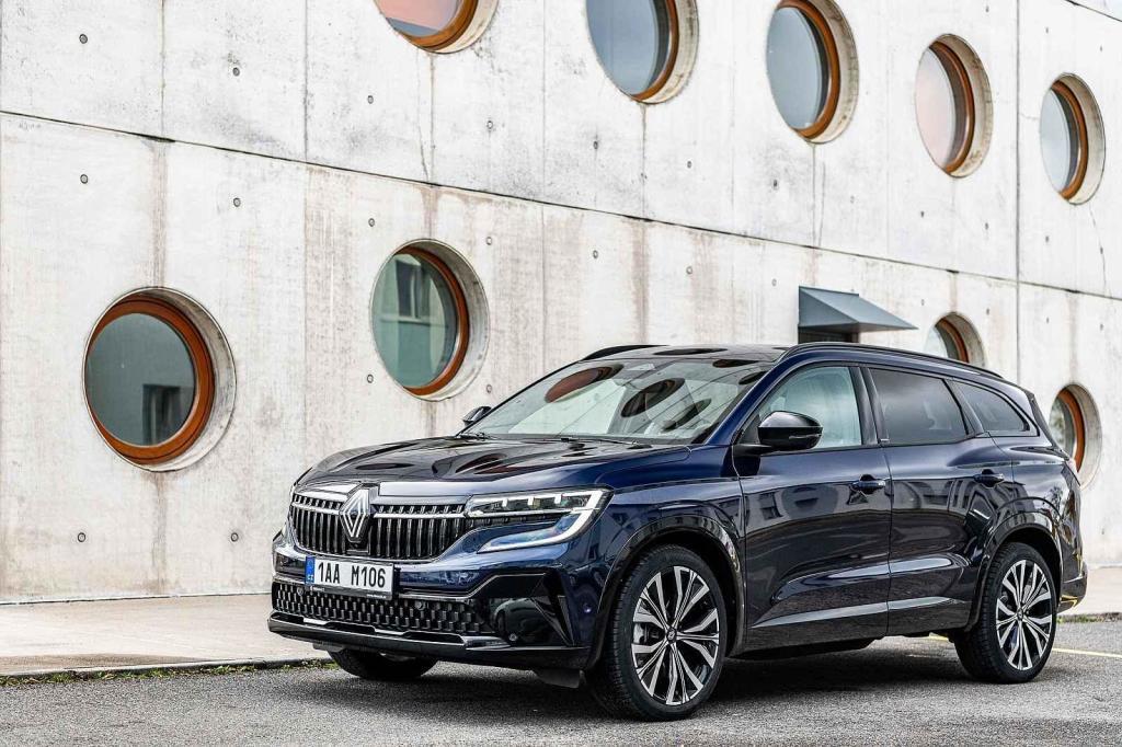 Auto má shodnou přední část s modelem Austral