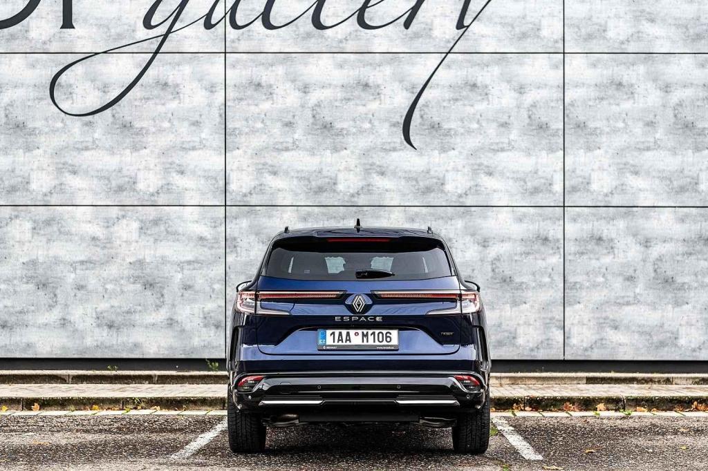 Design zadní partie je plně v duchu současného tvarosloví Renaultu
