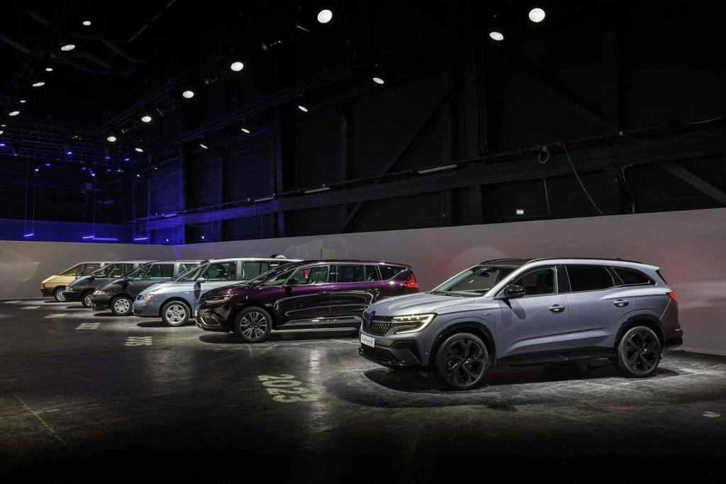 Novž Renault Espace a předchůdci se stejným jménem