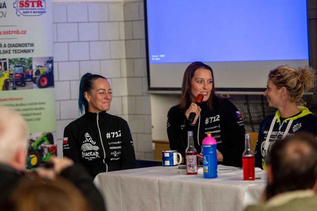 Zleva: Lucie Engová, Bára Holická a Ollie Roučková