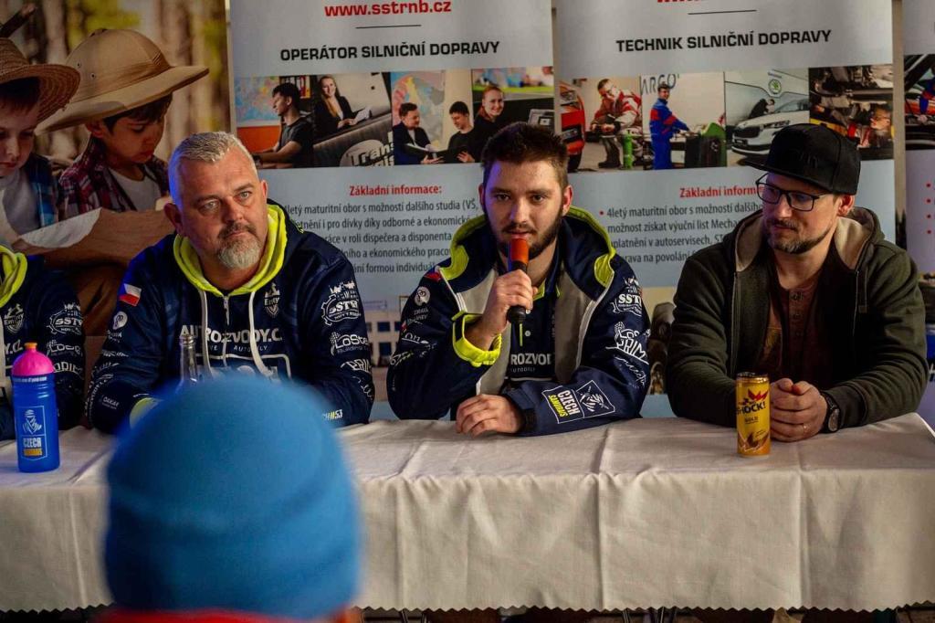 Ondřej Martinec (vlevo) představil Jana Pavlíka, nového mechanika z řad studentů SŠTŘ Nový Bydžov.