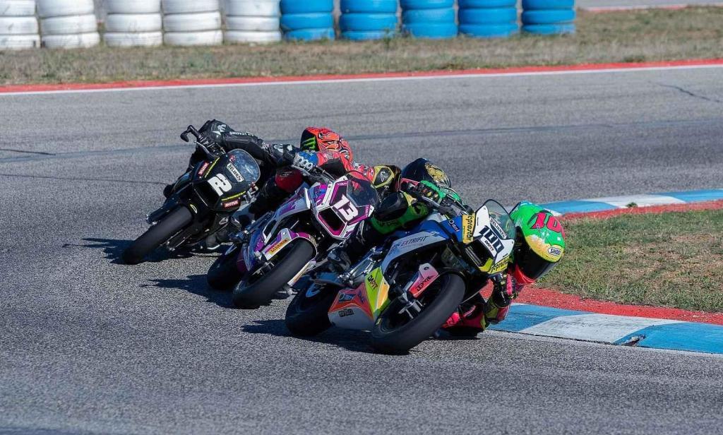 Desetiletý Šimon Kučeřík je mistr České a Slovenské republiky v silničních motocyklových závodech miniracing.