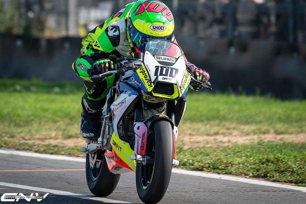 Desetiletý Šimon Kučeřík je mistr České a Slovenské republiky v silničních motocyklových závodech miniracing.