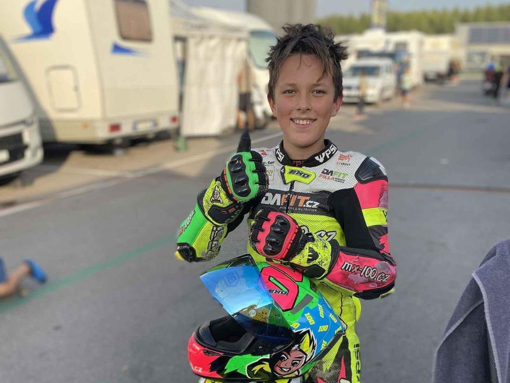 Desetiletý Šimon Kučeřík je mistr České a Slovenské republiky v silničních motocyklových závodech miniracing.