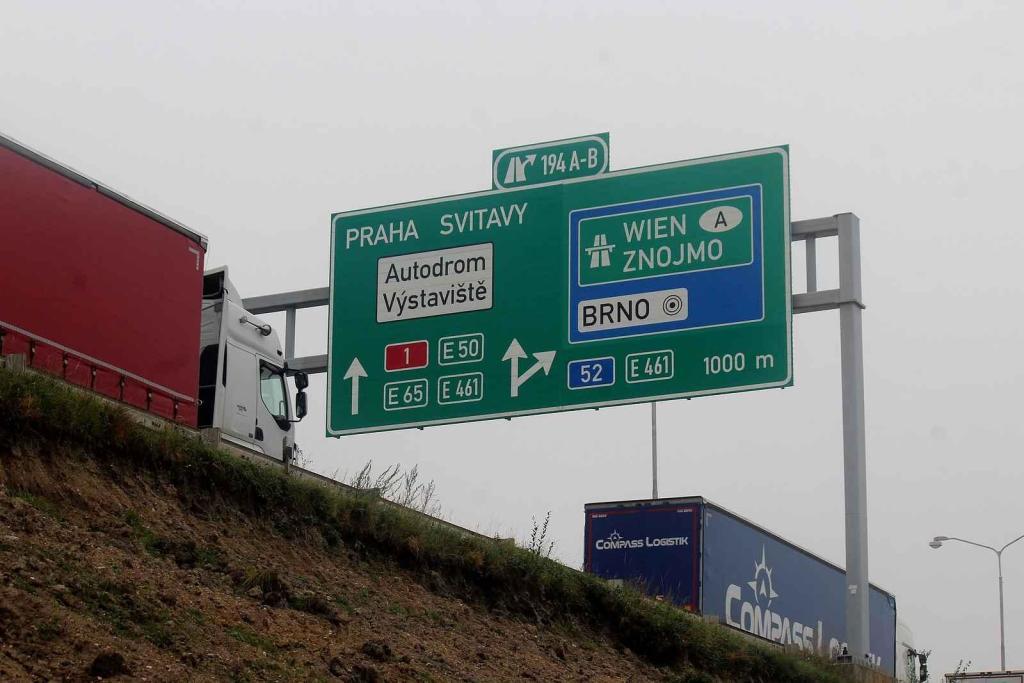 Provoz a práce na rozšiřování D1 u Brna mezi 194. a 196. kilometrem.