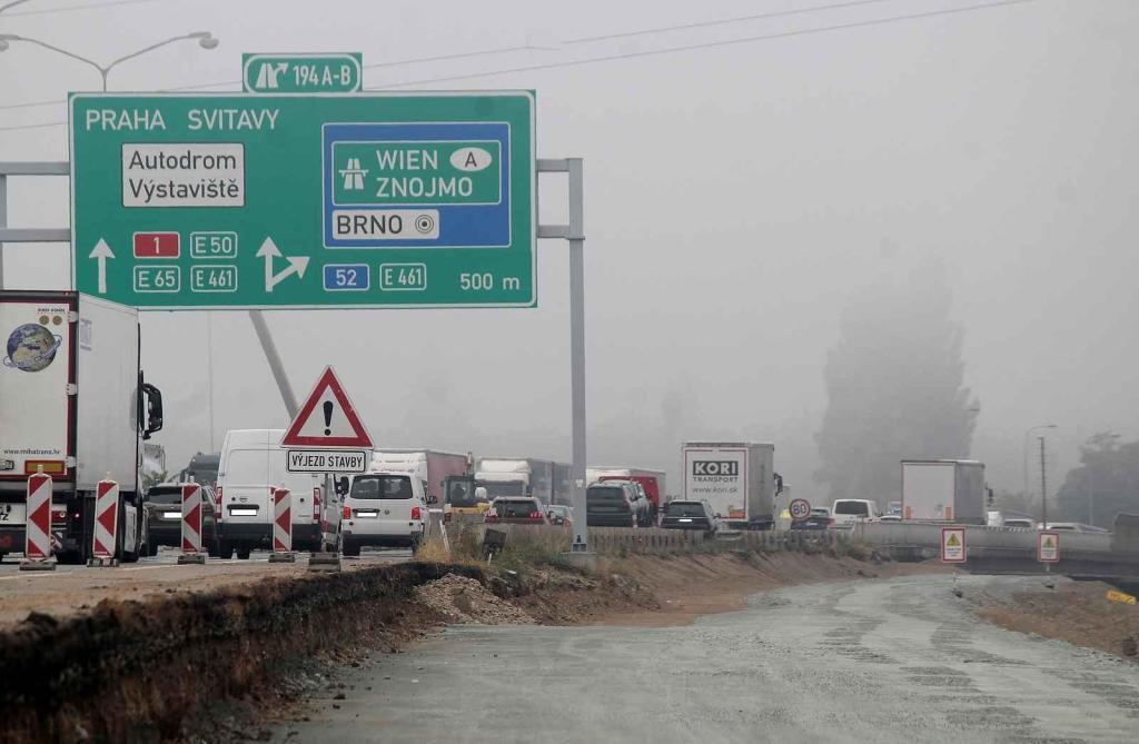 Provoz a práce na rozšiřování D1 u Brna mezi 194. a 196. kilometrem.