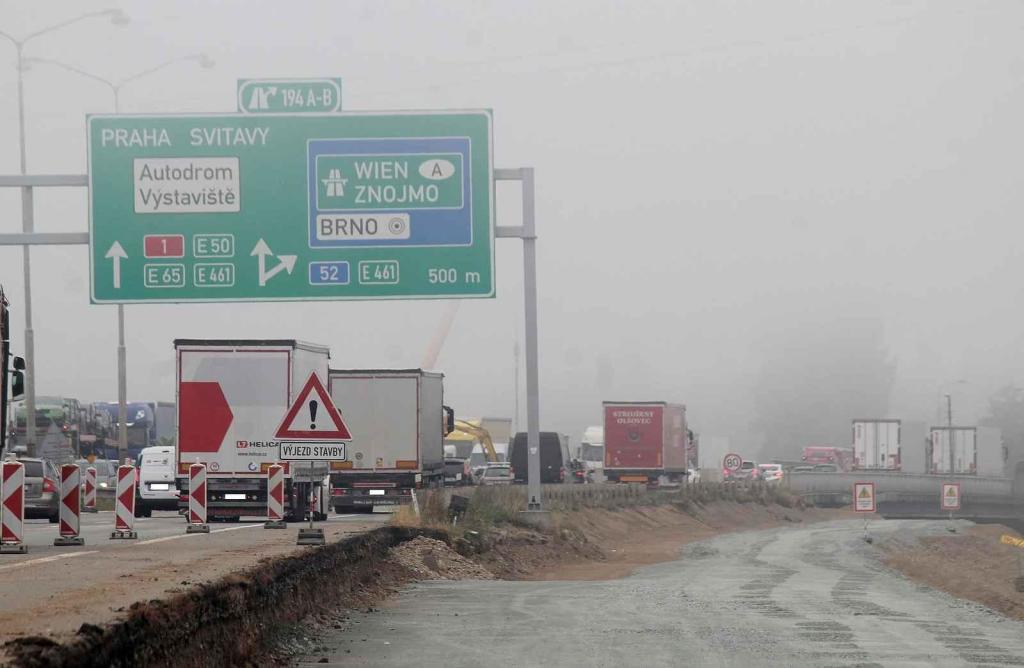 Provoz a práce na rozšiřování D1 u Brna mezi 194. a 196. kilometrem.