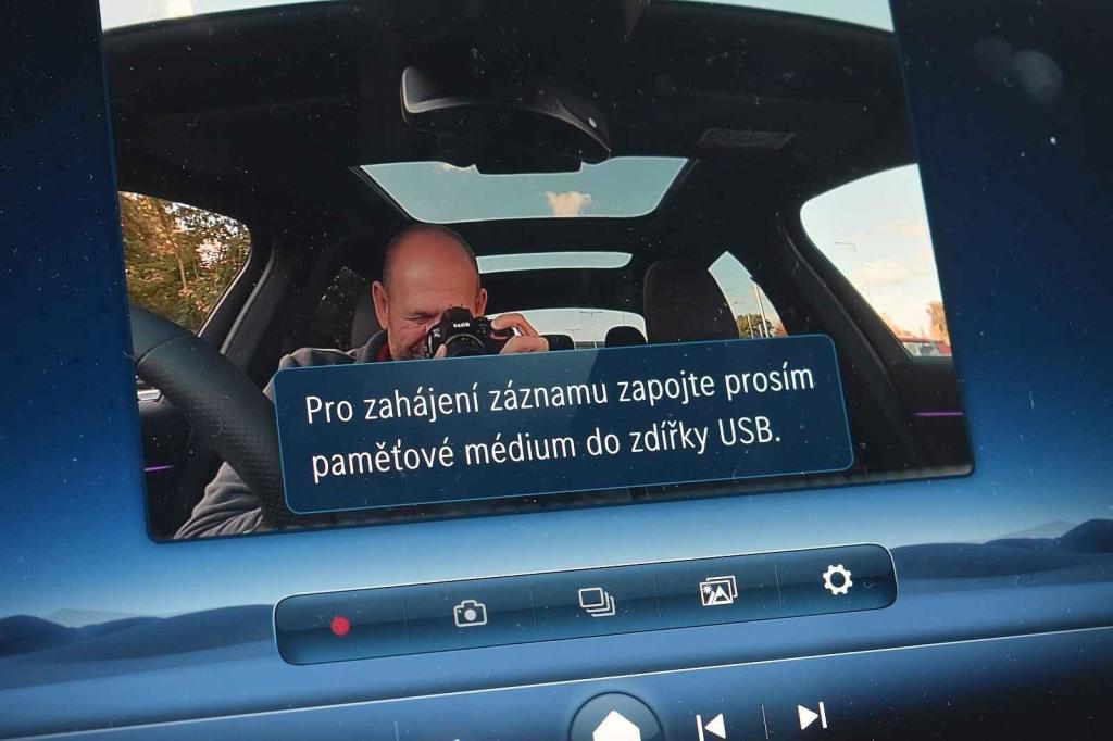 nad ním je kamera, která vás vyfotí