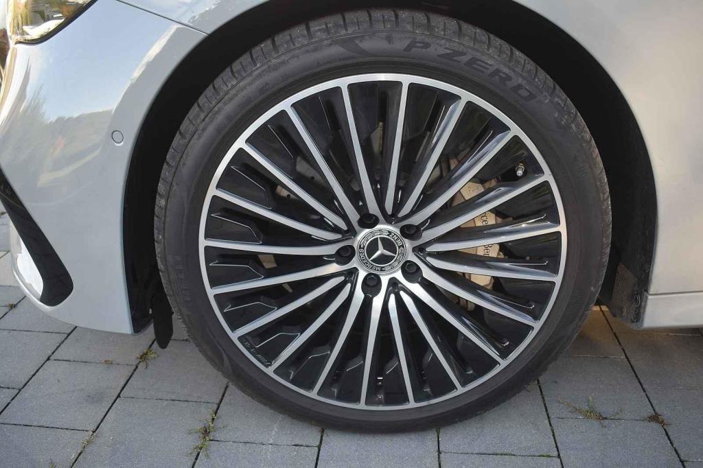 Paprskovitý design kol nemá chybu