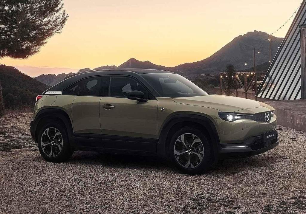 Exteriér se oproti plně elektrické verzi nezměnil