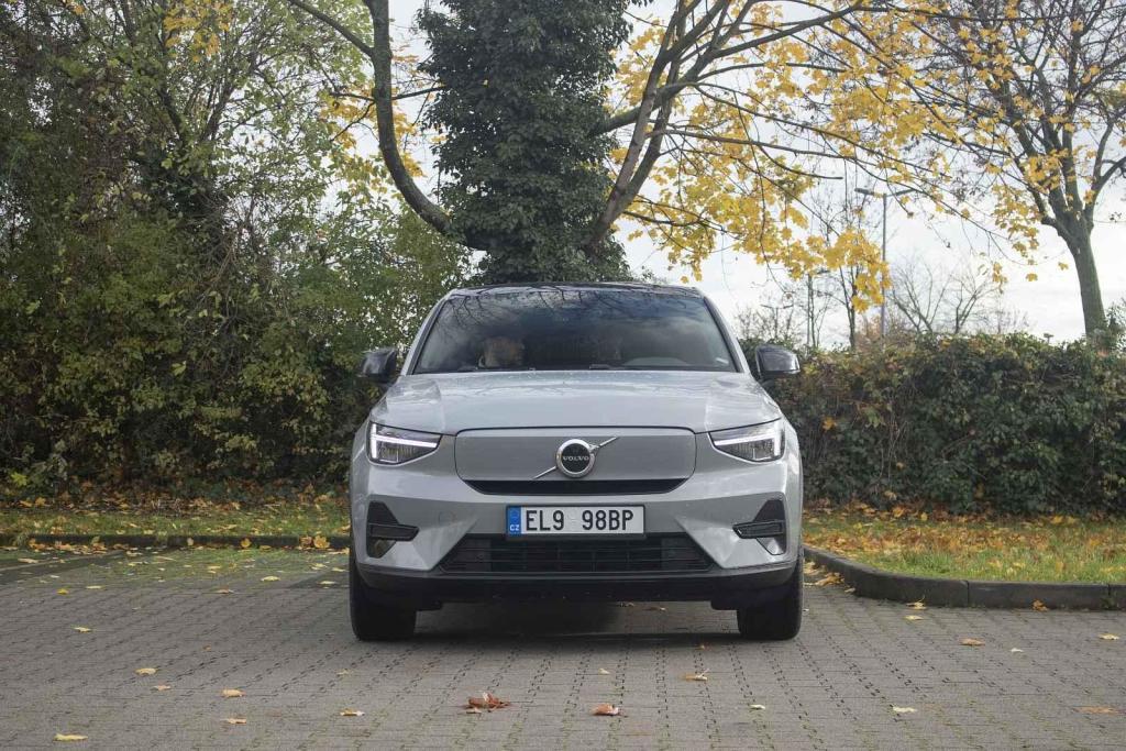 Předek se podobá modelu XC40...