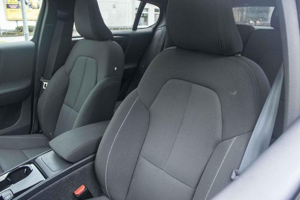 Látkové sedačky skýtají příjemné a ergonomické sezení.