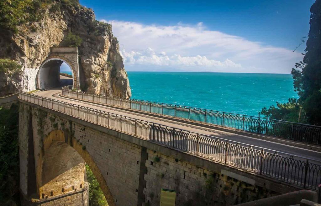 Silnice Amalfi Coast Road měří přibližně 60 kilometrů.