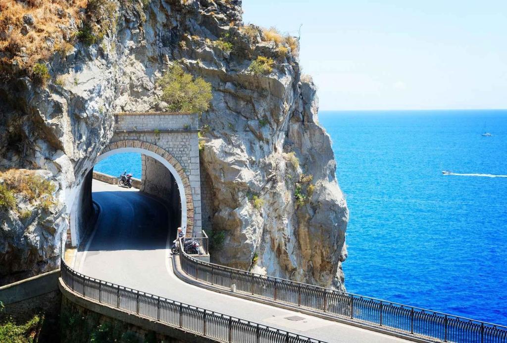 Amalfi Coast drive je podle některých nejkrásnější a zároveň nejnapínavější vyhlídková cesta na světě.