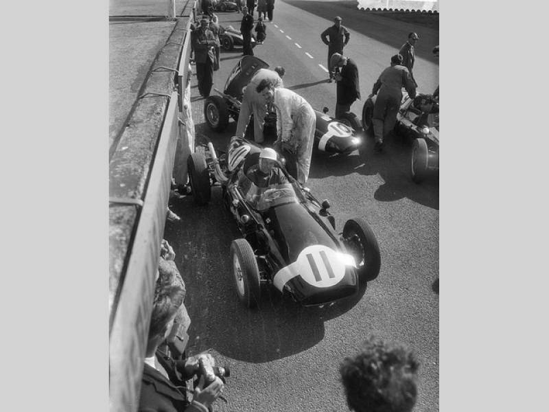 Stirling Moss s vozem Cooper T51 při tréninku na Velkou cenu Holandska v Zandvoortu.