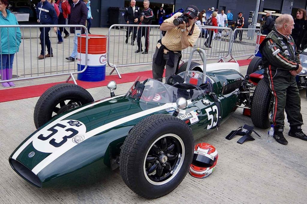 Cooper T53 Climax při závodech historických formulí v roce 2017 v Silverstone.
