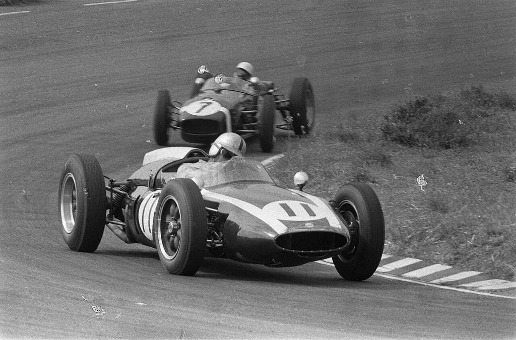 Jack Brabham při závodě v Holandsku v roce 1960, kdy jako jezdec stáje Cooper vybojoval druhý titul mistra světa.