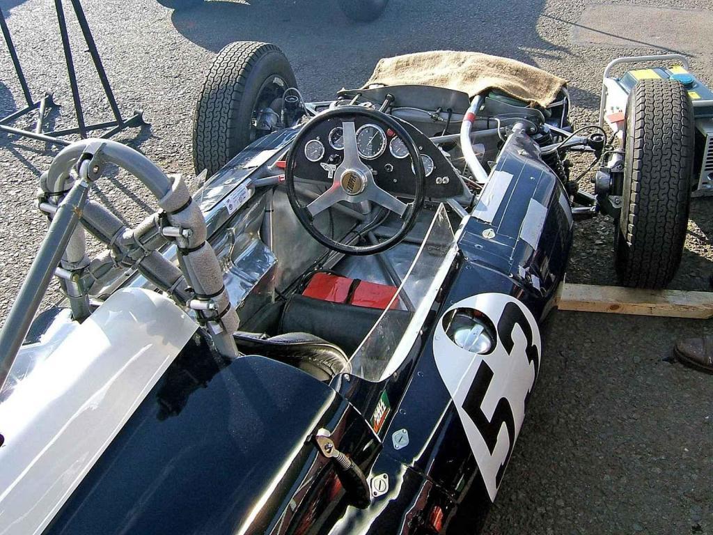 Pohled o kokpitu Cooperu T53 Climax.