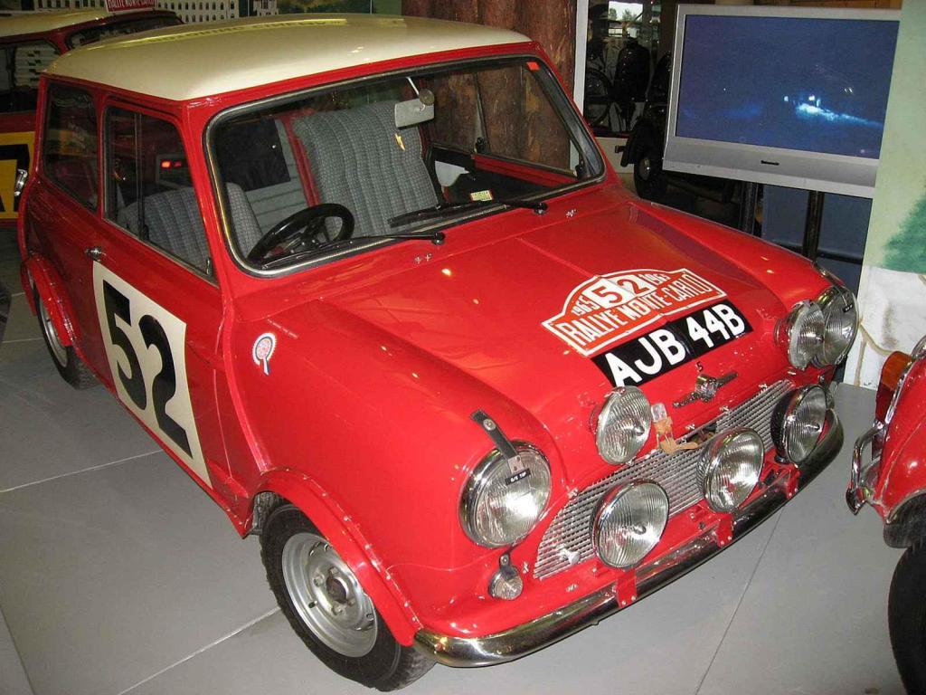 Rallye Mini Cooper v Muzeu britského motorismu v Gaydon.